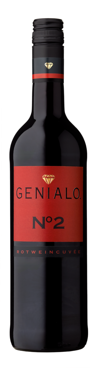 Frontansicht der Weinflasche GENIALO N°2 feinherb, Rotwein, 0,75 Liter, Bordeauxflasche mit rotem Etikett und schwarzer Schrift.