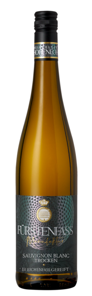 Frontansicht der Weinflasche Fürstenfass Manufaktur Sauvignon Blanc trocken im Tonneau gereift, Weißwein, 0,75 Liter, dunkle Schlegelflasche mit dunklem Etikett.